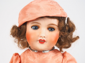 Vente aux enchères Poupée française de fabrication SFBJ moule 301, tête porcelaine, bouch