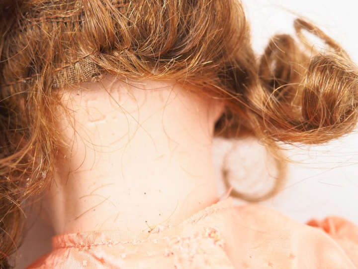 Poupée française de fabrication SFBJ moule 301, tête porcelaine, bouch