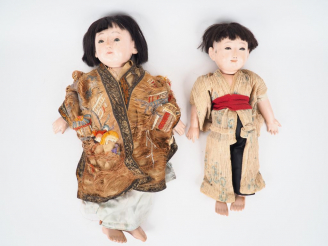 Vente aux enchères GOFUN. Deux poupées japonaises en composition et tissu. Dim. 50 cm et 