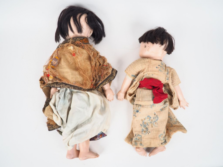 GOFUN. Deux poupées japonaises en composition et tissu. Dim. 50 cm et 