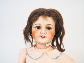 Vente aux enchères Poupée de fabrication française SFBL, moule 301, tête porcelaine circa