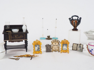 Vente aux enchères Eléments miniatures pour une maison de poupées dont porte photo, bouge
