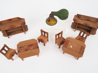 Vente aux enchères Petit mobilier des années 30, réalisation artisanale en bois on y join