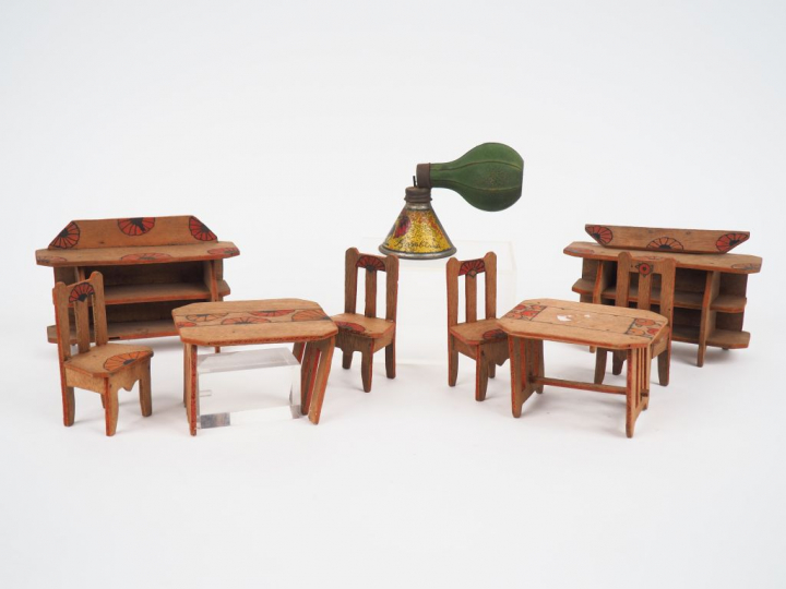 Petit mobilier des années 30, réalisation artisanale en bois on y join