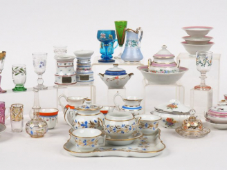 Vente aux enchères Partie de dinette ancienne en porcelaine comprenant : partie de tête à