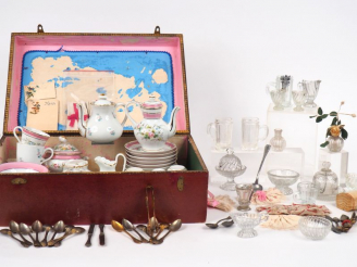 Vente aux enchères Dans un coffret de dînette ancien en mauvais état lot de porcelaine XI