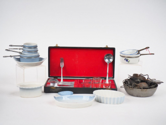Vente aux enchères Lot de dinette : comprenant casserole en fer, un lot de casseroles en 