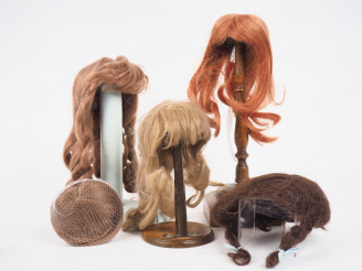 Vente aux enchères Lot de 5 perruques en cheveux naturels dont certaines anciennes, diffé