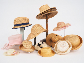 Vente aux enchères Lot de 14 chapeaux de poupée anciens en majorité de paille différentes