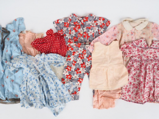 Vente aux enchères Lot de vêtements de poupée anciens des années 30 aux années 50 dont py