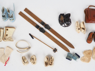 Vente aux enchères Lot d’accessoires pour Bleuette et Bambino et divers dont cartable, ch