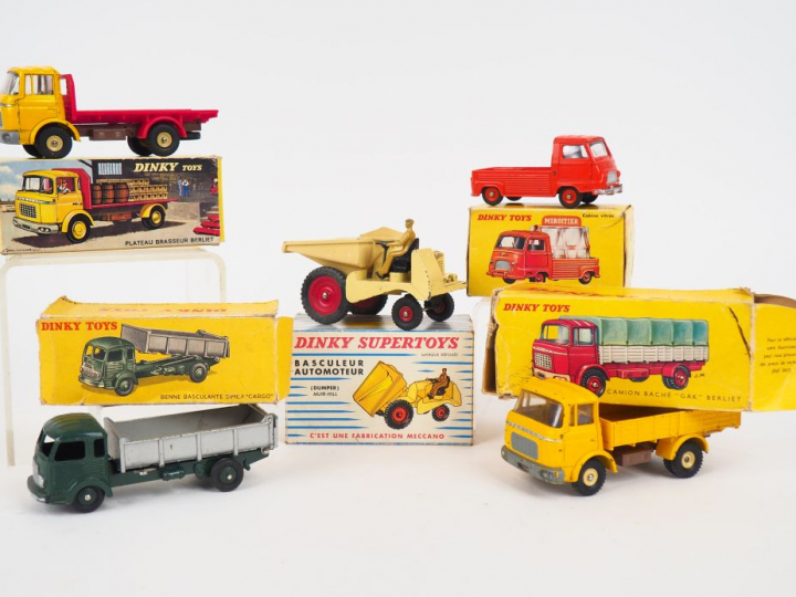 Lot de trois Dinky Toys en boîte d'origine ( boîte en mauvaise état et