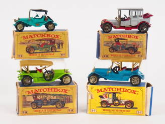 Vente aux enchères Matchbox of yesteryears type boite d’allumettes, 4 boites avec véhicul