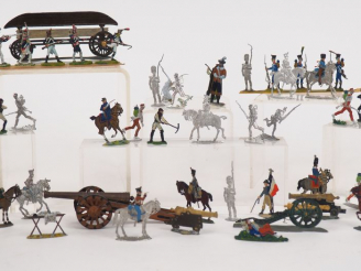 Vente aux enchères Lot de figurines plats d’étains et quelques soldats demi rond bosse de
