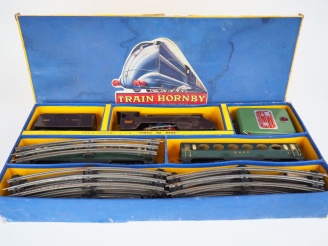 Vente aux enchères HORNBY. Coffret contenant une locomotive 231 SNCF avec son tender, le 