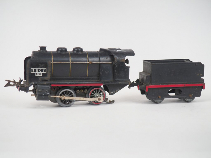 HORNBY. Ecartement O. Locomotive 020 avec tender électrique, état moye