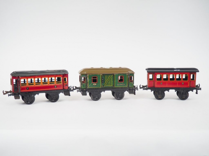 BING. Ecartement I. 3 petites voitures voyageur, état moyen, un toit r