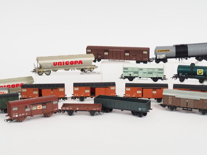 Lot de wagons de marchandises HO dont la plupart JOUEF au total 17 piè
