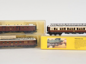 Vente aux enchères TRIX HO matériel roulant lot de 3 voitures voyageurs dont fourgon bois