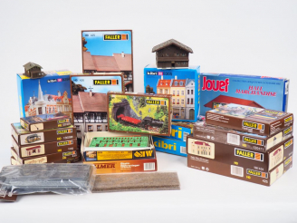 Vente aux enchères Lot de décors et maquettes de réseaux HO de marque FALLER, KIBRI et JO