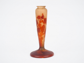 Vente aux enchères GALLE.  Pied de lampe en verre à décor gravé en camée et à l'acide de 