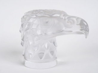 Vente aux enchères LALIQUE FRANCE. Presse-papier "aigle" en verre blanc moulé pressé. Sig