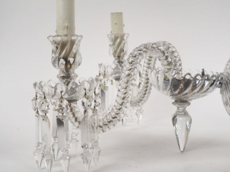 Vente aux enchères BACCARAT. Paire d'appliques doubles en cristal à décor de cotes torses
