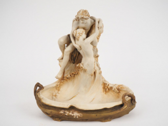 Vente aux enchères ROYAL DUX. Grand vide poche Art Nouveau en céramique polychrome, à déc