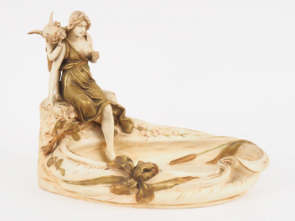 Vente aux enchères ROYAL DUX. Grand vide poche Art Nouveau en biscuit polychrome à décor 