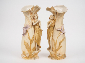 Vente aux enchères ROYAL DUX.  Paire de vases Art Nouveau en biscuit à décor de jeune fil