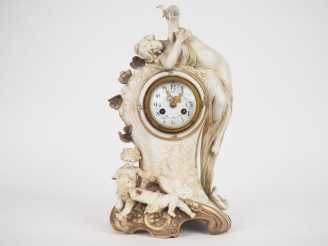 Vente aux enchères ROYAL DUX.  Pendule en biscuit polychrome à décor de musicienne et d'a