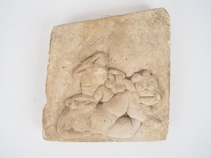 Sculpture en ciment "jeunes femmes dénudées".  Dim. 32 x 28 cm