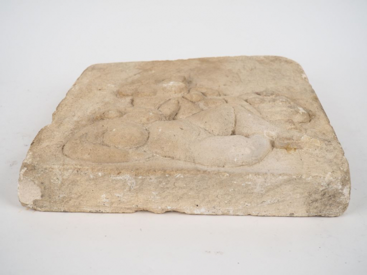 Sculpture en ciment "jeunes femmes dénudées".  Dim. 32 x 28 cm