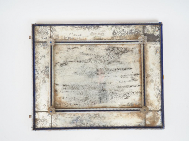 Miroir en verre de Venise bicolore. (manque le fronton) Dim. 59 x 48 c