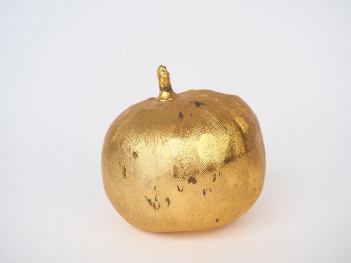 E. B.  Presse papier en métal doré, "pomme entamée". Monogrammé  H. 6 