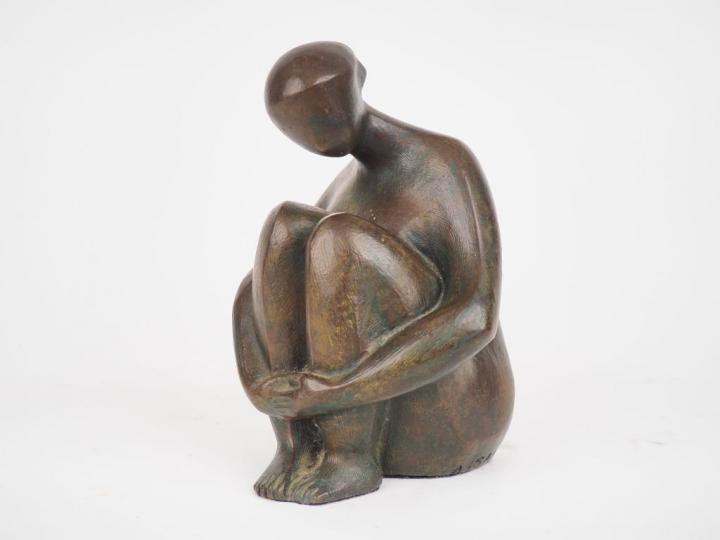 Arthur SAURA. "Jeune fille assise". Sculpture en bronze Signée et daté