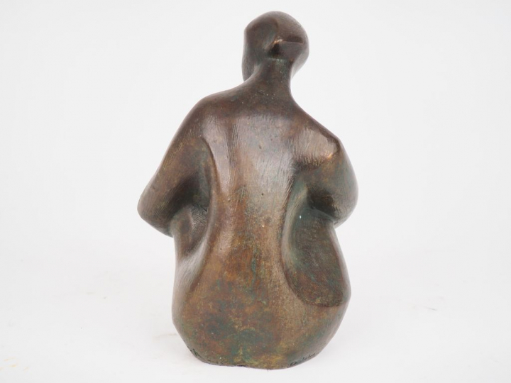Arthur SAURA. "Jeune fille assise". Sculpture en bronze Signée et daté