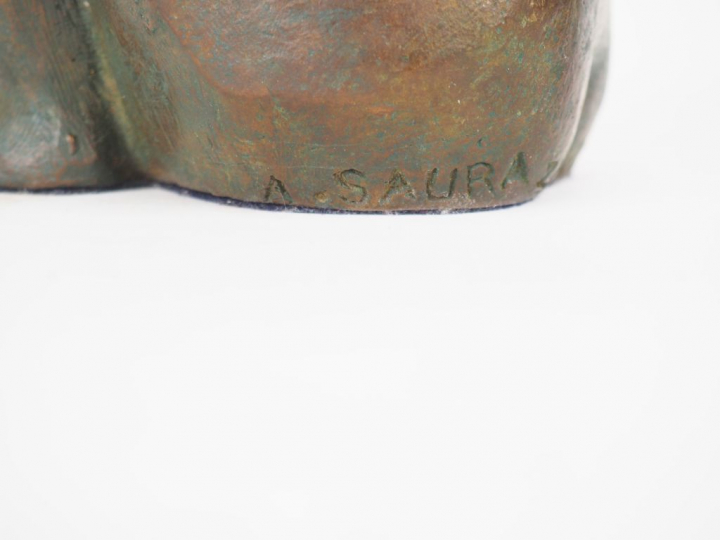Arthur SAURA. "Jeune fille assise". Sculpture en bronze Signée et daté
