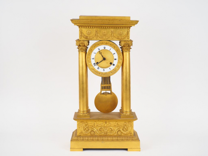 Grande pendule portique, première moitié XIXème, de style Empire en br