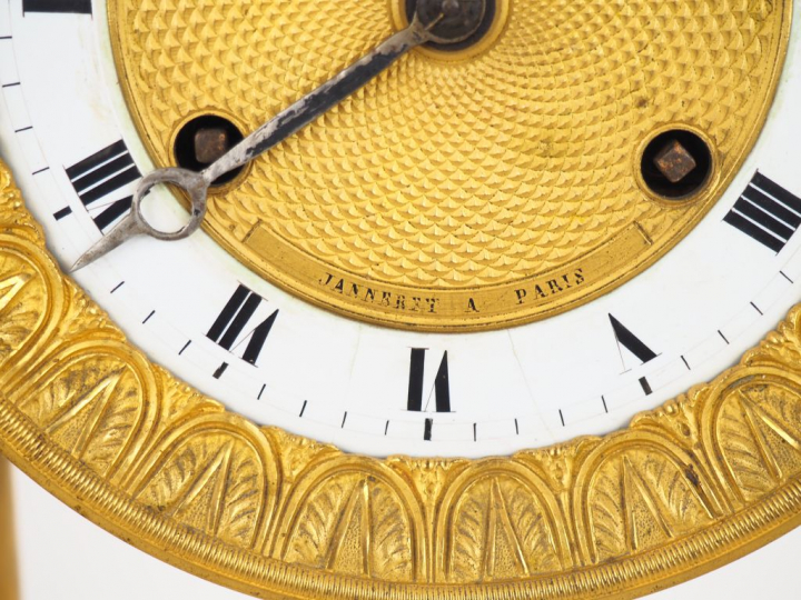 Grande pendule portique, première moitié XIXème, de style Empire en br
