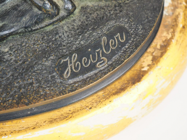 HEIZLER.  "les deux lions". Sculpture en bronze à patine verte. Signée