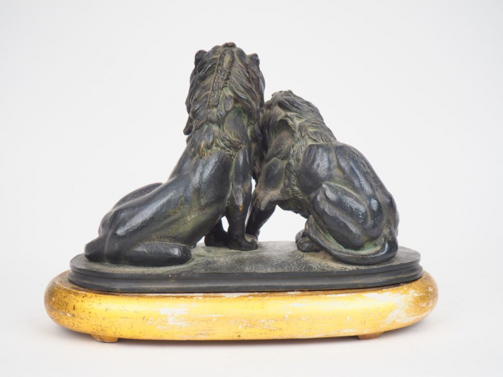 HEIZLER.  "les deux lions". Sculpture en bronze à patine verte. Signée