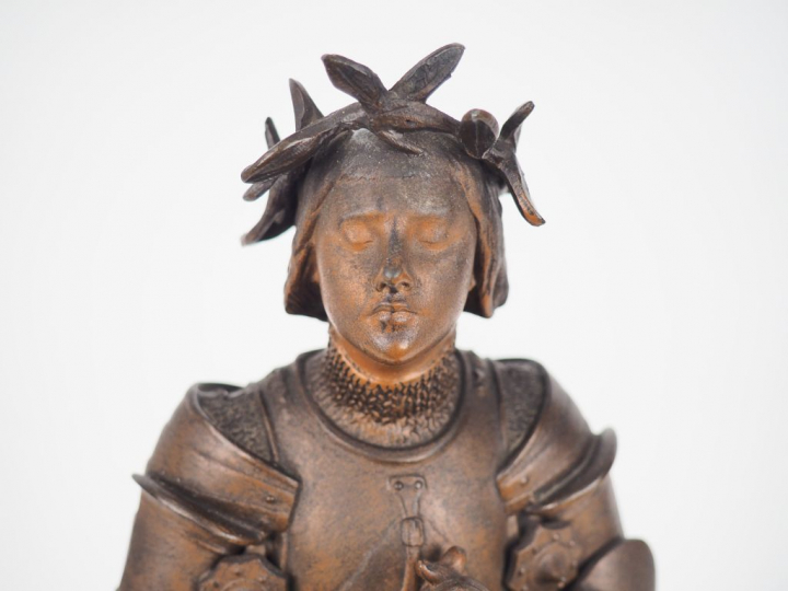 MERCIE.  Sujet en régule à patine médaille "Jeanne d'Arc", socle en ma