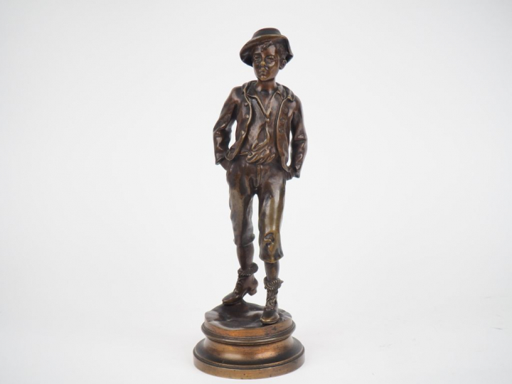 Sujet en bronze fin XIXème "le poulbot siffleur".  H. 28 cm