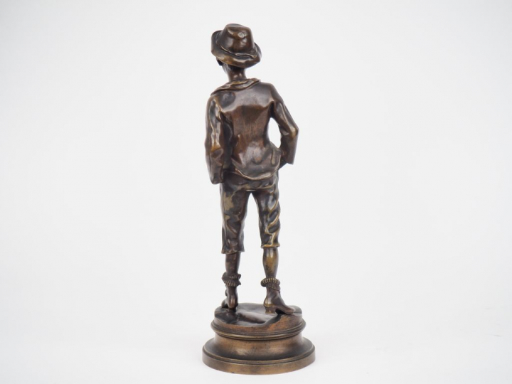 Sujet en bronze fin XIXème "le poulbot siffleur".  H. 28 cm