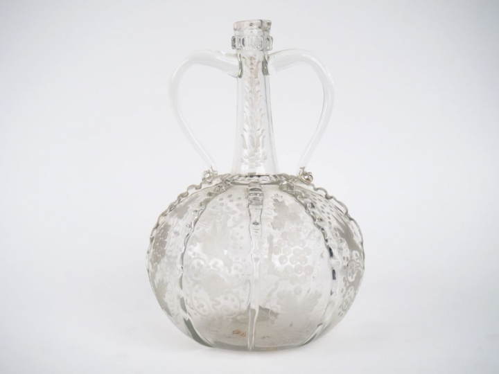 Bouteille début XIXème en verre soufflé à décor gravé de pampres et d'