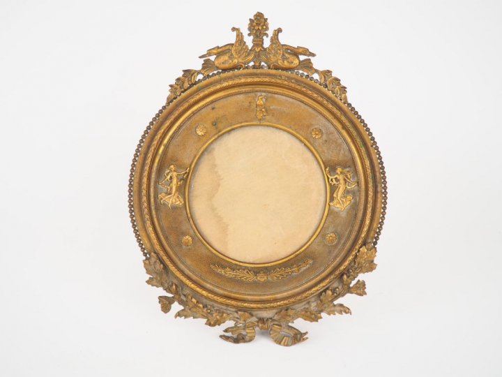 Cadre porte photo de style Empire en métal doré. Dim. 25,5 x 20 cm