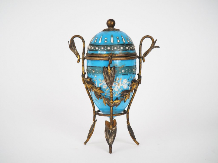 Boite Napoléon III en émail polychrome et laiton en forme d'œuf. H. 17