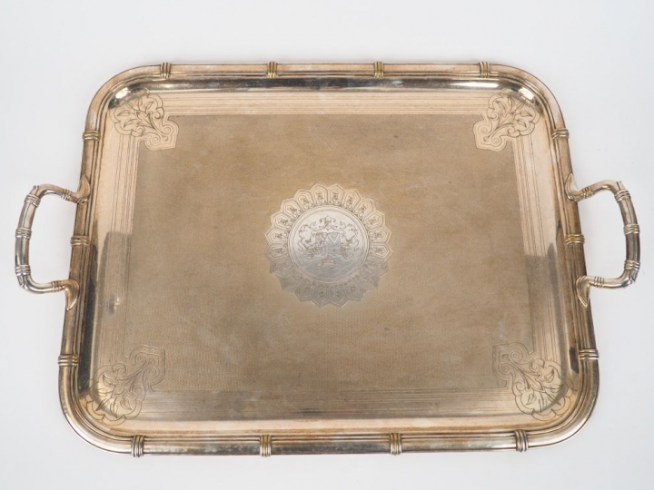 Plateau Napoléon III en métal argenté, décor armorié dans une réserve 