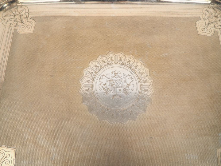 Plateau Napoléon III en métal argenté, décor armorié dans une réserve 